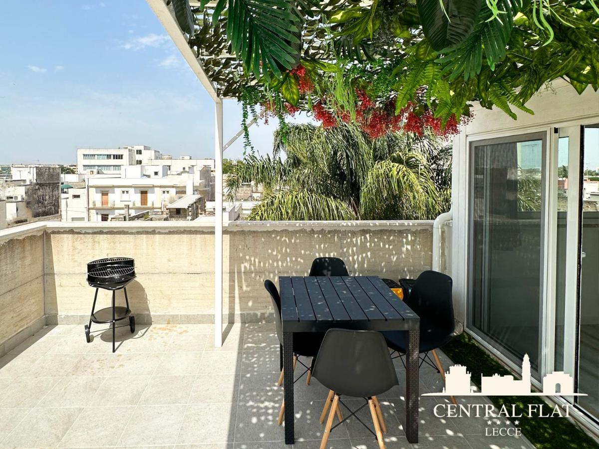 Lecce Central Flat - Attico Con Patio E Parcheggio Privato Apartamento Exterior foto